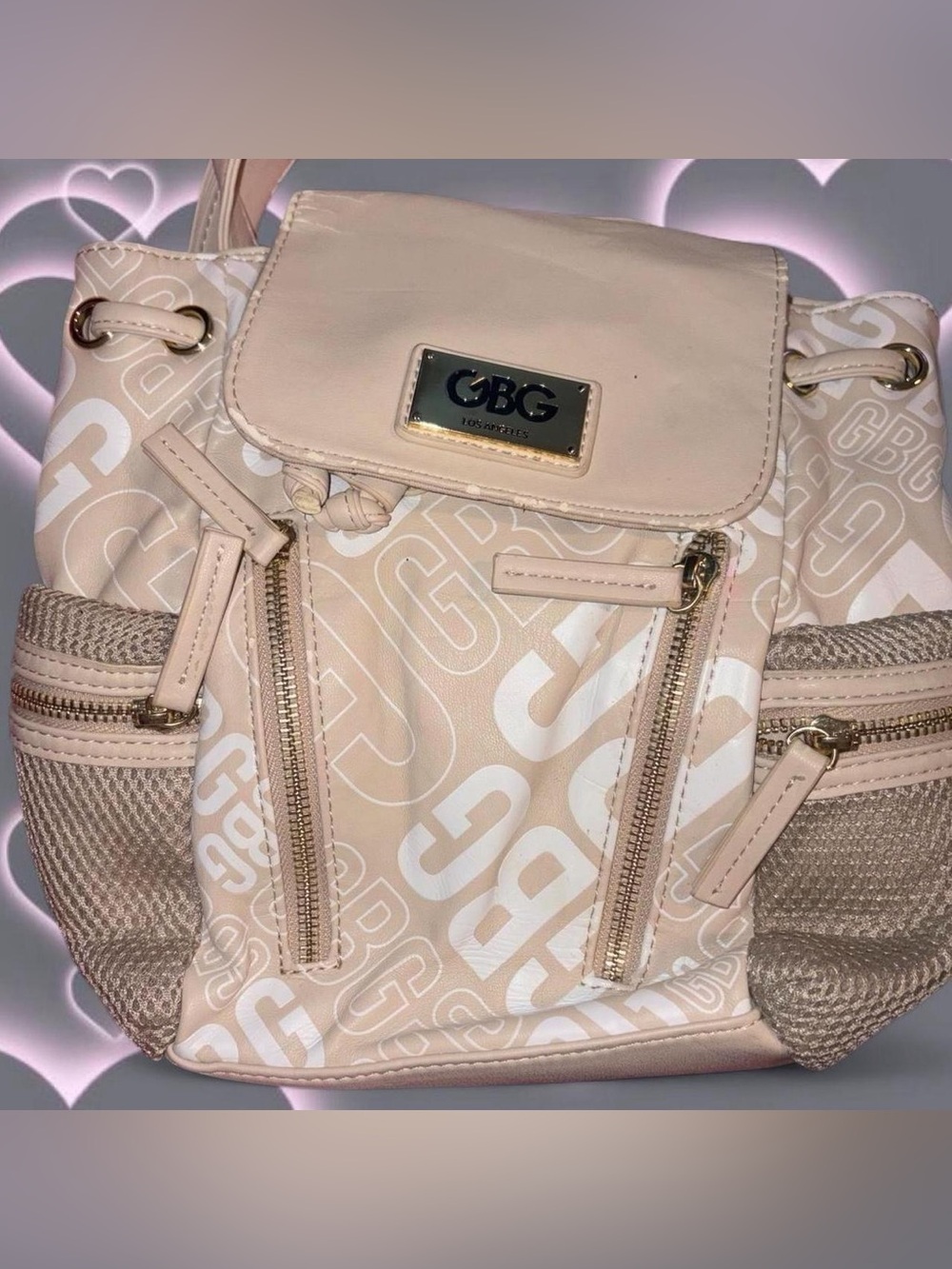 GUESS beige and white mini backpack 🎒🤍  (perfect for everyday use or traveling)